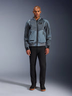 Giacca Alpinestars Flight Air in Storm Gray, giacca da moto d'ispirazione bomber urbano con pannelli in mesh 3D e tasche frontali, indossata da un uomo con pantaloni neri e sneaker alte nere, abbigliamento tecnico da moto in stile street moderno