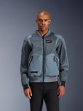 Giacca Alpinestars Flight Air, giacca da moto urban stile bomber, colore Storm Gray, dotata di pannelli di ventilazione in mesh 3D e patch con logo Astars bianco, indossata da un modello con pantaloni neri, abbigliamento da moto urbano contemporaneo