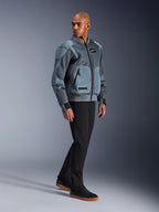 Giacca Alpinestars Flight Air, Storm Gray, giacca da moto in stile bomber urbano, indossata da un modello uomo con pantaloni neri e sneaker, con ampi pannelli di ventilazione in mesh 3D e tasche protettive esterne, abbigliamento streetwear tecnico per la guida in climi caldi