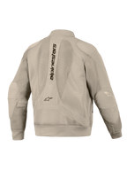 Alpinestars Flight Air Jacket in Alluminio, vista posteriore, con ampi pannelli in mesh 3D per la ventilazione, scritta Alpinestars verticale sulla schiena, polsini e orlo a costine e una moderna silhouette stile bomber per la guida urbana in moto.