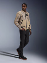 Alpinestars Flight Air Jacket, giacca da moto urbana, colore Alluminio, indossata da un modello con pantaloni neri e sneakers nere, dotata di pannelli di ventilazione in mesh 3D e design in stile bomber, stile street moderno per la guida urbana.