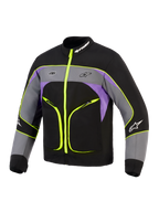 Giacca Alpinestars Unite, giacca da moto urbana, nero asfalto e viola con accenti giallo neon, dotata di costruzione softshell a 3 strati, cerniere e profili giallo fluorescente, design a blocchi di colore grigio e viola e marchio Alpinestars su petto e colletto.