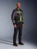 Giacca Unite Alpinestars, giacca da moto urbana, Black Asphalt Violet con accenti giallo neon, indossata da un modello con pantaloni neri e sneakers, stile streetwear contemporaneo per la guida urbana