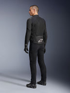 Giacca Alpinestars Viper Air V4, giacca da moto in tessuto nero, vista posteriore su un modello, con ampi pannelli in rete tecnica per la ventilazione e logo a stella bianco sulla parte bassa della schiena, indossata con pantaloni e guanti neri abbinati
