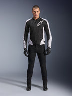 Giacca Alpinestars Viper Air V4, giacca da moto nera e bianca con grande logo bianco sul petto, indossata da un modello con pantaloni e guanti neri, con pannelli in mesh per la ventilazione, abbigliamento sportivo per guida su strada