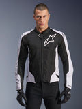 Alpinestars Viper Air V4 Jacket, giacca da moto racing, nero e bianco, indossata da un pilota, costruzione in mesh tecnico e tessuto con pannelli bianchi sulle spalle, logo a stella prominente sul petto, design sportivo, abbinata a guanti da moto neri