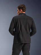 Alpinestars Dice Jacket, giacca da moto urbana, nero, vista posteriore con spalle plissettate e regolazioni in vita, estetica field jacket con piccolo logo bianco sul colletto, abbigliamento tecnico protettivo per la guida in città