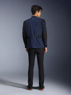 Modello che indossa la Giacca Dice Alpinestars in Blu Scuro e Nero, vista posteriore, giacca da moto urban stile field jacket con spalle plissettate e regolatori in vita, abbinata a pantaloni neri e sneakers nere.
