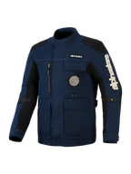 Giacca Alpinestars Dice, giacca da moto in stile field urbana, blu scuro con pannelli neri su spalle e maniche, con diverse tasche utility, tasca verticale con zip sul petto e grafica circolare a spirale, grande logo Alpinestars bianco sulla manica, costruzione in tessuto idrorepellente resistente