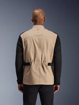 Alpinestars Dice Jacket, giacca da moto urbana, alluminio e nero, vista posteriore su un modello, con spalle plissettate per la mobilità, cinturini regolabili in vita e una robusta costruzione in twill di policotone.