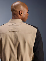 Giacca Alpinestars Dice, giacca da moto urbana, tan e nero, dettaglio ravvicinato del colletto posteriore e della spalla, con logo ricamato, robusta costruzione in twill di policotone, stile workwear urbano