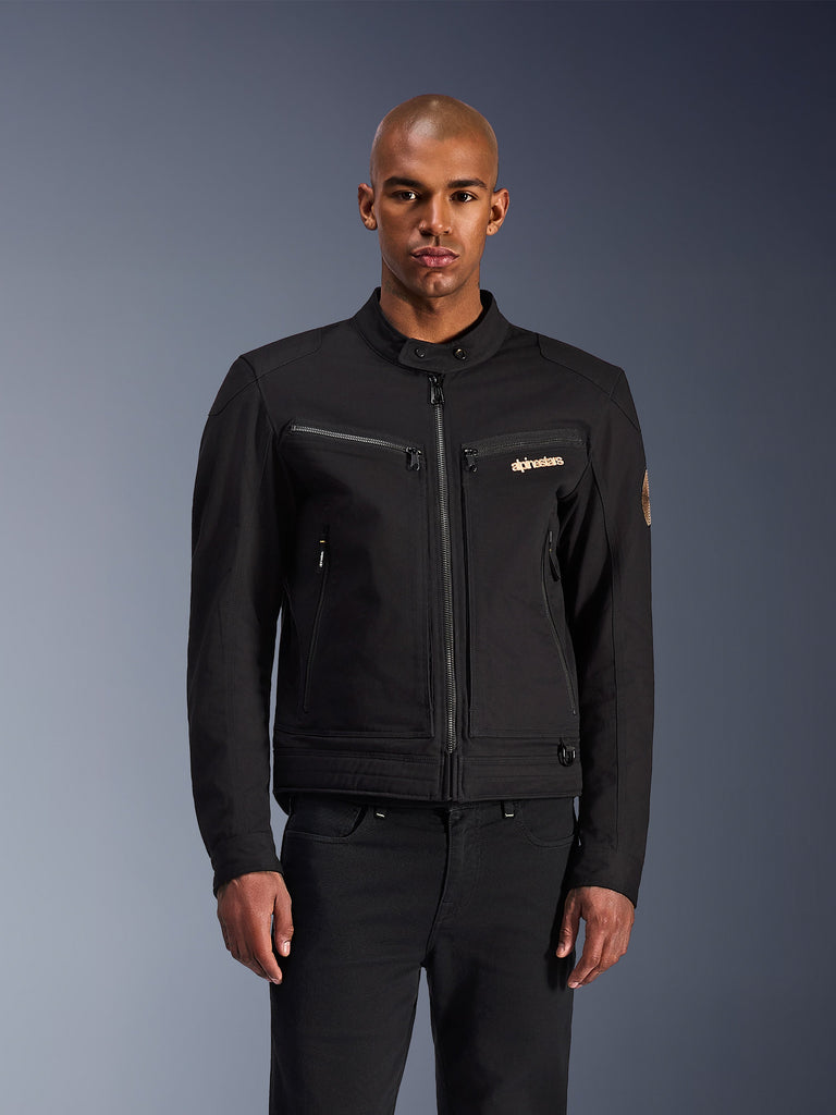 Giacca Alpinestars Bruiser, giacca casual urbana nera con collo alto e zip frontale, logo sul petto, tasche con zip, stile minimalista moderno