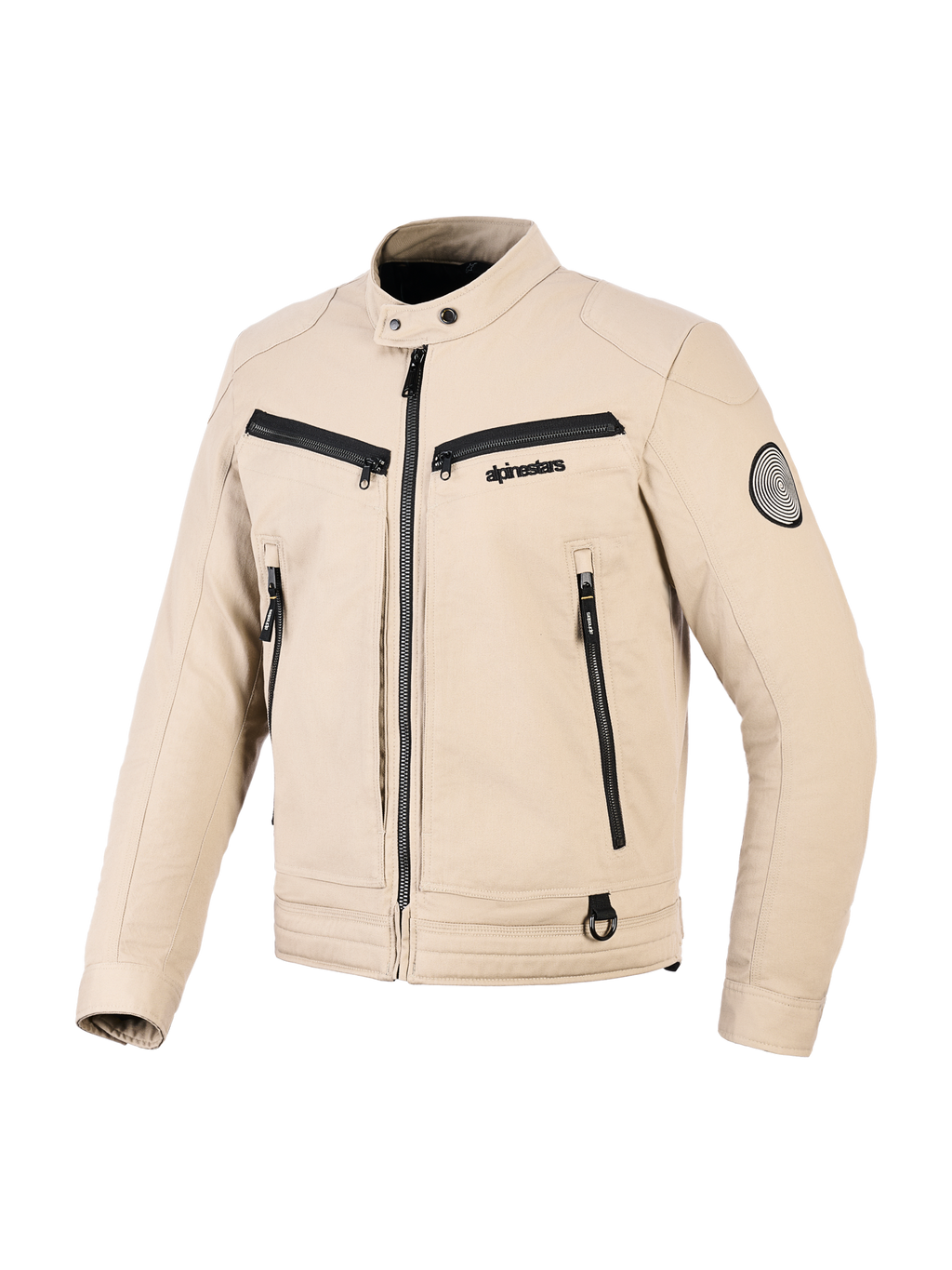 Giacca Alpinestars Bruiser, giacca da moto urbana, color sabbia, costruzione in tessuto con dettagli delle cerniere neri, colletto con bottone a pressione, tasche funzionali multiple, patch logo circolare sulla manica, design contemporaneo ispirato al workwear
