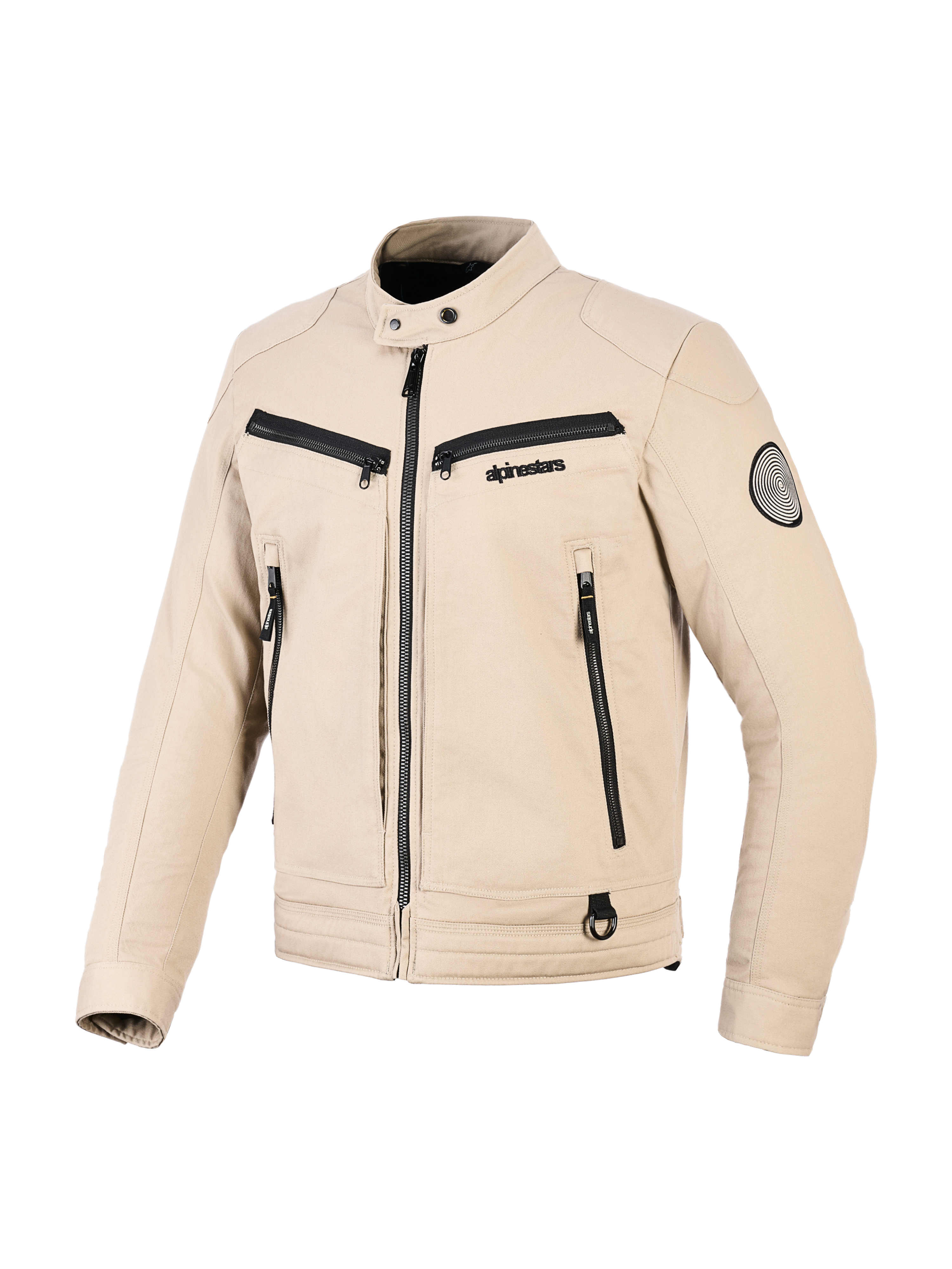 Giacca Alpinestars Bruiser, giacca da moto urbana, color sabbia, costruzione in tessuto con dettagli delle cerniere neri, colletto con bottone a pressione, tasche funzionali multiple, patch logo circolare sulla manica, design contemporaneo ispirato al workwear