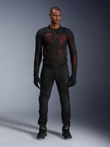 Giacca Alpinestars Troop-Air Pro, giacca tecnica traforata e corazzata, nero e rosso fluo, indossata da un modello con pantaloni e guanti coordinati, con pannelli in mesh ad alta ventilazione e accenti rossi, abbigliamento moto urban