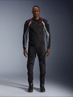 Alpinestars Troop-Air Pro Jacket, giacca tecnica da moto, nero, grigio cenere e rosso brillante, con pannelli in mesh e dettagli rossi, indossata da un modello con pantaloni e stivali da moto neri, design urbano elegante con ventilazione tecnica.