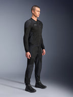 Giacca Alpinestars Troop-Air Pro, giacca d'aria corazzata tecnica, nera, indossata da un modello con pantaloni da moto e stivali neri abbinati, caratterizzata da una struttura avanzata in mesh tecnologico 2D e pannelli di ventilazione traspiranti, abbigliamento da moto urban contemporaneo.