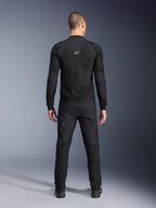 Giacca Alpinestars Troop-Air Pro, vista posteriore, nero, giacca tecnica da moto ventilata con ampi pannelli di ventilazione in mesh e logo Alpinestars bianco, abbinata a pantaloni neri, abbigliamento da moto urban contemporary