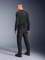 Alpinestars Troop-Air Pro Jacket, nera, giacca tecnica ventilata vista dal retro, con ampi pannelli in mesh per la circolazione dell'aria, abbinata a pantaloni tecnici e scarpe neri coordinati.