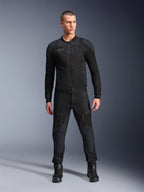 Giacca Alpinestars Troop-Air Pro, giacca tecnica da moto corazzata nera, caratterizzata da pannelli in mesh e cerniere frontali, indossata con pantaloni neri coordinati e stivali da guida, abbigliamento stradale urbano premium