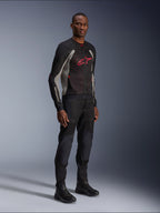 Giacca Alpinestars Troop-Air, giacca da moto tecnica in mesh in nero, grigio cenere e rosso acceso, indossata da un modello con pantaloni e stivali neri abbinati, con logo Alpinestars rosso sul petto, abbigliamento da moto urban contemporary