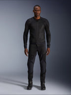 Modello uomo che indossa la giacca Alpinestars Troop-Air in Black Black, giacca da moto in mesh leggero, abbinata a pantaloni da moto e stivali neri coordinati, caratterizzata da una struttura in mesh tecnologico 2D per un flusso d'aria superiore.