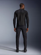 Giacca Alpinestars Troop-Air in Black Black, vista posteriore con pannello posteriore in mesh tecnica e costruzione ventilata, abbinata a pantaloni e stivali da moto neri coordinati