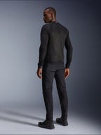 Alpinestars Troop-Air Jacket, giacca tecnica da moto ventilata nera, vista posteriore con ampi pannelli in mesh per una ventilazione superiore, indossata con pantaloni neri coordinati e stivali da guida, design urbano contemporaneo per la guida estiva.