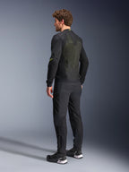 Giacca Alpinestars Troop-Air in nero e giallo fluo, vista posteriore di un modello che indossa la giacca tecnica, ampio pannello posteriore in mesh con riflessi gialli e loghi Alpinestars giallo fluo, abbinata a pantaloni da moto neri