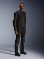 Giacca Alpinestars C-1 Air, nero, indossata da un modello con pantaloni e scarpe da moto neri coordinati, con ampi pannelli in rete tecnica per il flusso d'aria, estetica urban pulita e vestibilità lineare.