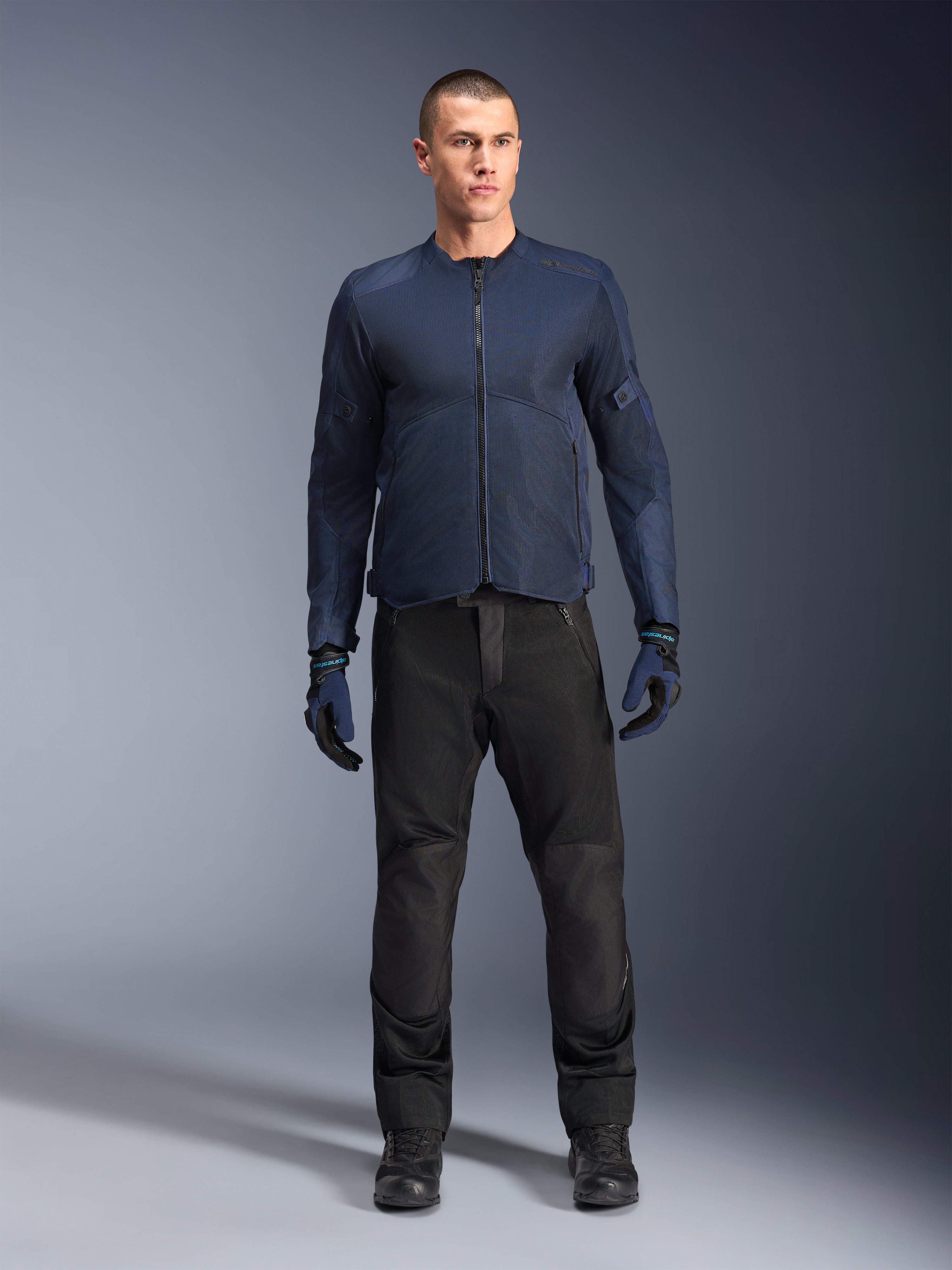 Alpinestars Giacca C-1 Air, giacca da moto urbana da uomo, blu, in rete tecnica per touring e commuting, con pantaloni neri.