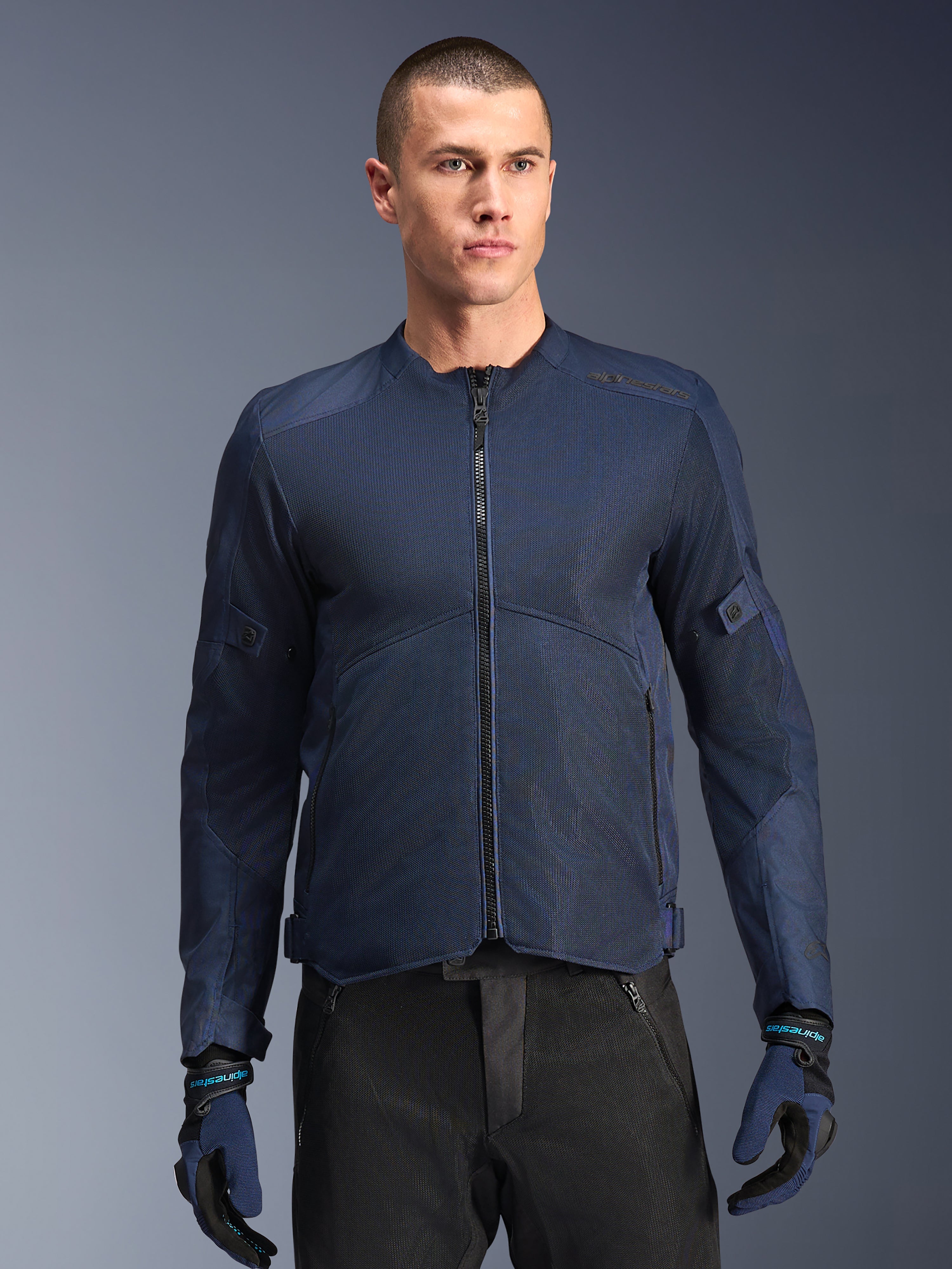 Alpinestars Giacca C-1 Air, giacca da moto urban da uomo, blu, in tessuto e rete ventilata, certificata CE, indossata da un modello.