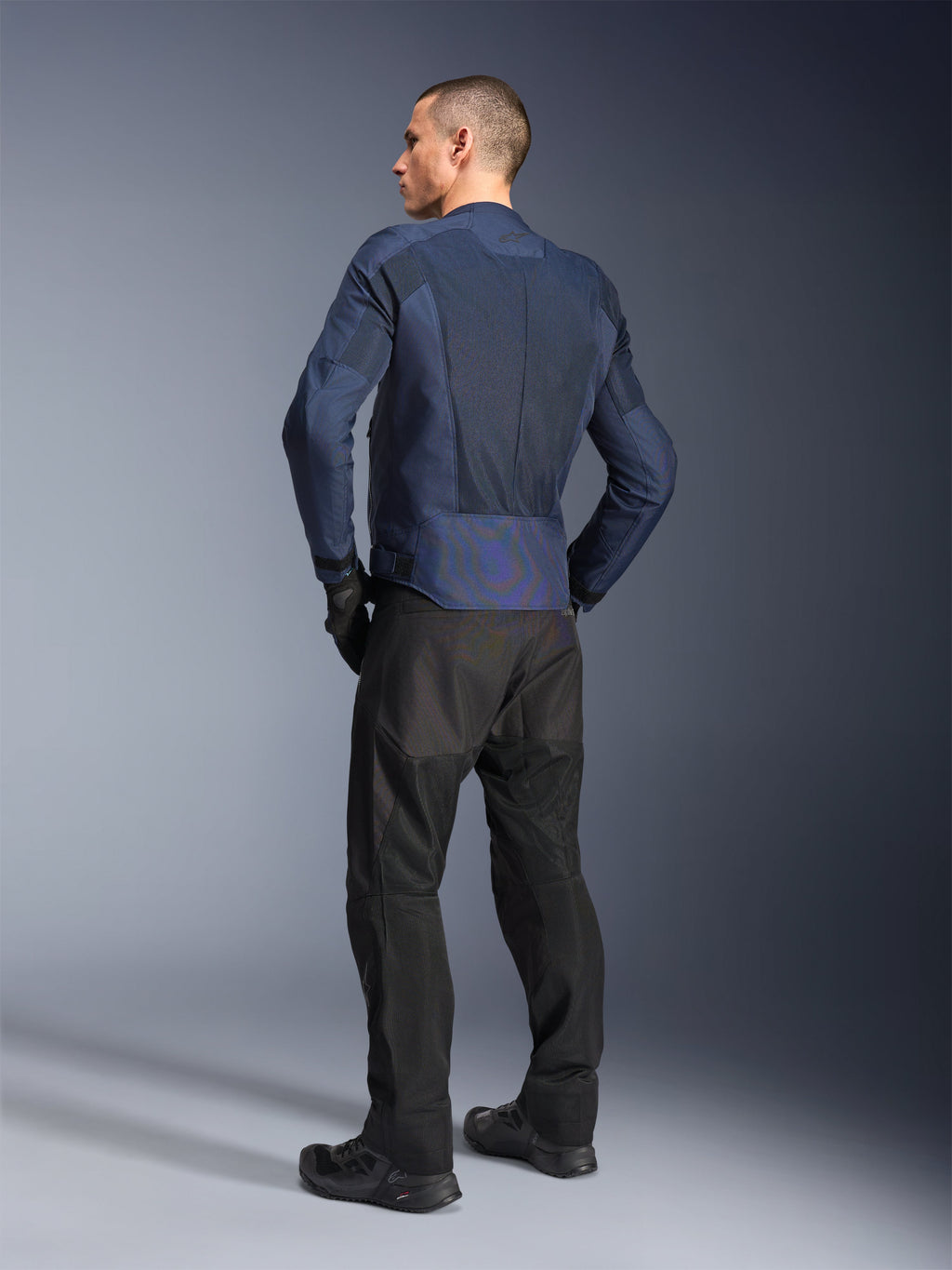 Alpinestars giacca C-1 Air, giacca da moto urban da uomo, blu, vista posteriore con pannelli in rete e dettagli riflettenti.