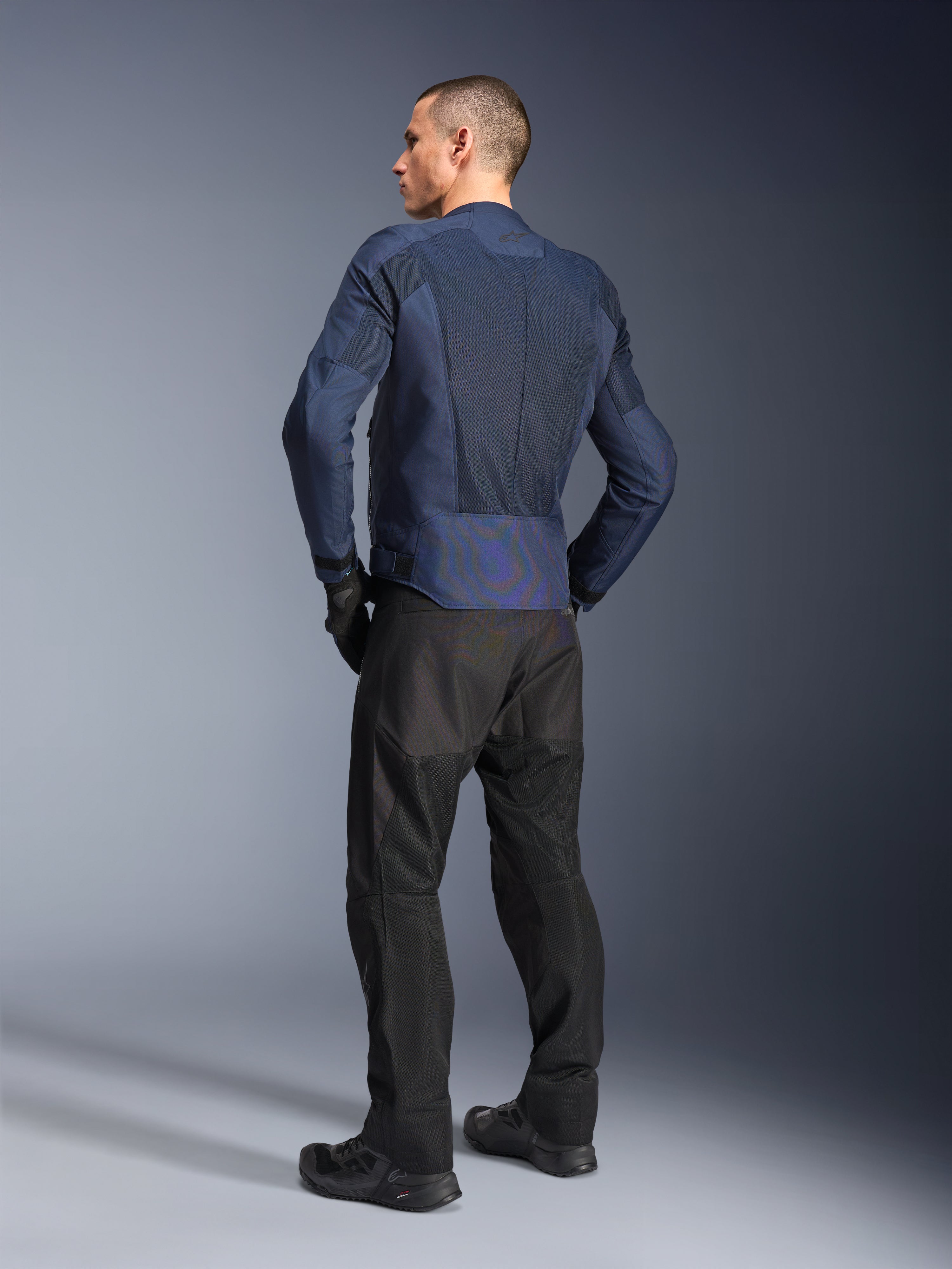 Alpinestars giacca C-1 Air, giacca da moto urban da uomo, blu, vista posteriore con pannelli in rete e dettagli riflettenti.