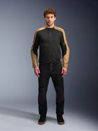 Alpinestars Giacca C-1 Air, giacca da moto urban da uomo, nera e sabbia, in tessuto tecnico con pannelli in rete traspirante, indossata da un modello
