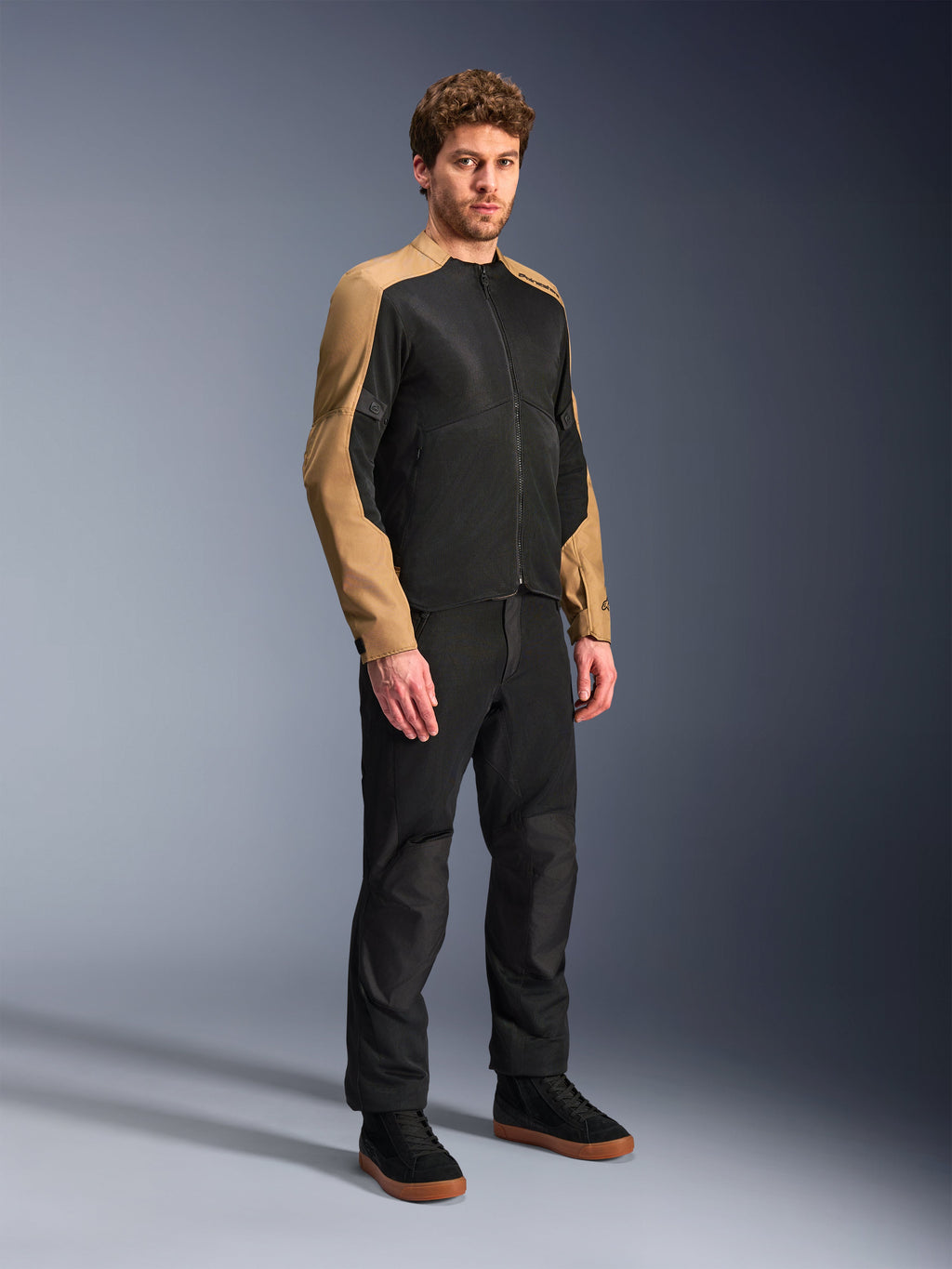 Alpinestars Giacca C-1 Air, giacca da moto urban da uomo, sabbia e nero, in rete traspirante, indossata da un modello.