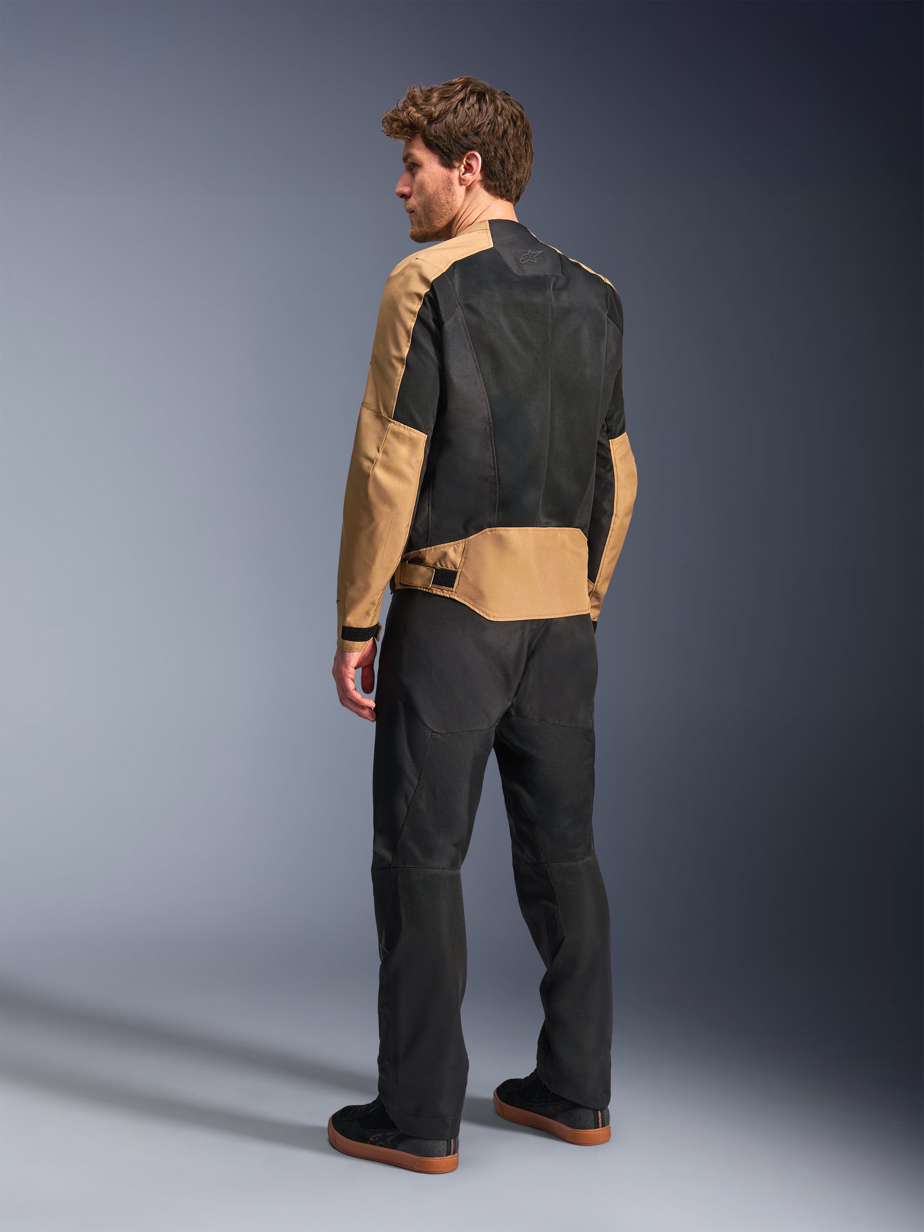 Alpinestars Giacca C-1 Air, giacca da moto urban da uomo, sabbia e nera, in tessuto con rete tecnica, vista posteriore