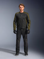 Giacca Alpinestars C-1 Air, kaki e nero, indossata da un modello con pantaloni da moto e guanti neri, design in tessuto leggero con pannelli in mesh tecnica, abbigliamento urbano contemporaneo per motociclisti