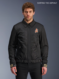Alpinestars Giacca Ignite Air, giacca da moto urbana da uomo in nero, vista anteriore indossata da un modello con colletto tradizionale a camicia, grafiche sul petto ispirate al club e struttura certificata CE