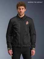 Alpinestars Giacca Ignite Air, giacca da moto urbana da uomo in nero, vista anteriore indossata da un modello con colletto tradizionale a camicia, grafiche sul petto ispirate al club e struttura certificata CE