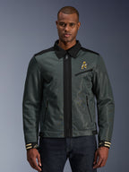 Alpinestars Ignite Air Jacket, giacca da moto urban, verde foresta scuro con dettagli neri, indossata da un modello con pantaloni in denim, colletto a camicia stile Harrington, zip frontale, logo sul petto e polsini a righe, moderna costruzione in mesh e tessuto per la guida estiva