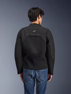 Giacca Alpinestars Provoke, giacca da moto urbana, nero, vista posteriore con logo Astars bianco e pannelli tecnici in ripstop, indossata con jeans in denim blu, design contemporaneo per il commuting cittadino
