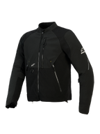 Giacca Alpinestars Provoke, giacca da moto in tessuto, nera, pannelli in softshell ripstop, zona del petto traforata al laser, tasche con cerniera, logo Alpinestars bianco su manica e petto, abbigliamento da guida urbano contemporaneo