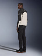 Giacca Alpinestars Provoke, giacca da moto urbana, Nero e Grigio Metallo, vista posteriore di tre quarti su un modello, costruzione in tessuto bicolore con logo Alpinestars sulla spalla, indossata con pantaloni neri e sneakers nere, protezione contemporanea street-ready