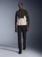 Modello che indossa la giacca Alpinestars Provoke, giacca da moto urbana in nero e grigio metallo con dettagli delle zip rossi, abbinata a pantaloni neri e scarpe alte nere, abbigliamento protettivo moderno per la guida urbana