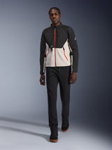 Modello che indossa la giacca Alpinestars Provoke, giacca da moto urbana in nero e grigio metallo con dettagli delle zip rossi, abbinata a pantaloni neri e scarpe alte nere, abbigliamento protettivo moderno per la guida urbana