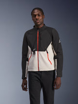 Giacca Alpinestars Provoke, giacca da moto urbana, nero e grigio chiaro con vivaci zip rosse, colletto alto, dettagli del logo su petto e manica, design protettivo moderno e urbano indossata da un modello