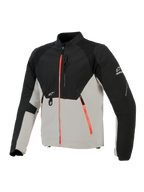 Giacca Alpinestars Provoke, giacca da moto urban, nero e grigio metallo con accenti delle cerniere in rosso fluorescente, dotata di pannelli sul petto traforati al laser, rinforzi in softshell ripstop e attacco a D frontale, design stradale per la guida con climi caldi