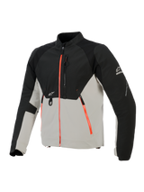 Giacca Alpinestars Provoke, giacca da moto urban, nero e grigio metallo con accenti delle cerniere in rosso fluorescente, dotata di pannelli sul petto traforati al laser, rinforzi in softshell ripstop e attacco a D frontale, design stradale per la guida con climi caldi