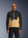 Alpinestars Giacca Provoke, giacca da moto urbana, nero e color cammello, vista frontale su un modello maschile, design bicolore con cerniere bianche, tasca sul petto con zip e anello a D e piccolo logo Alpinestars bianco, abbigliamento per motociclista urbano contemporaneo